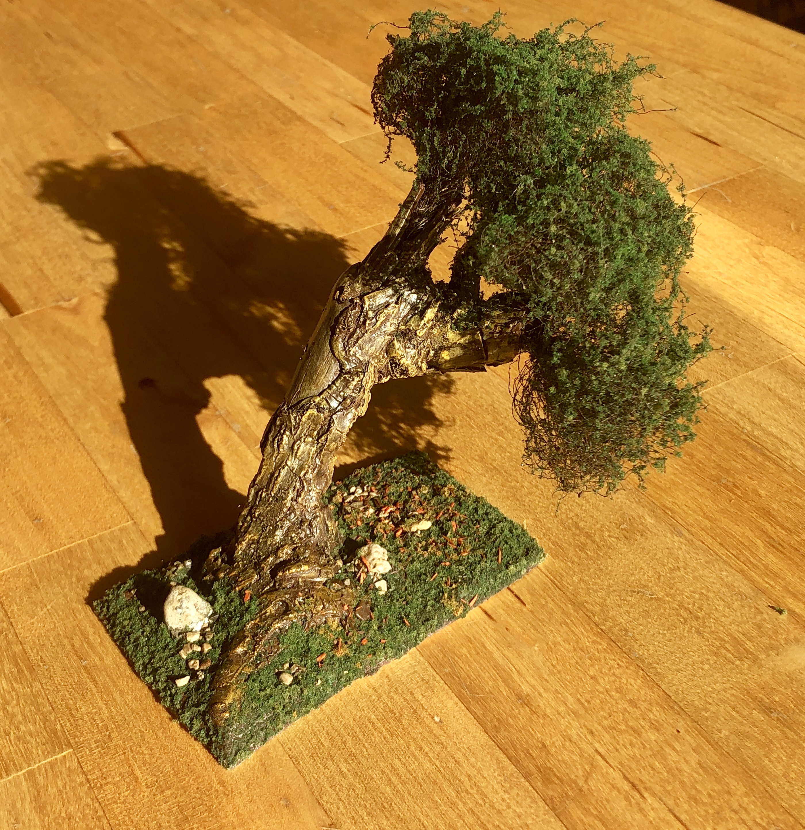 Baum aus Holz und Stahlwolle auf MDF-Platte - Fertig