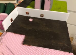 Foamboard Bodenplatte mit 2 Seitenwänden mit Holzlatten beplankt