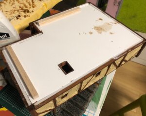 Fixierleisten werden am Boden festgeklebt