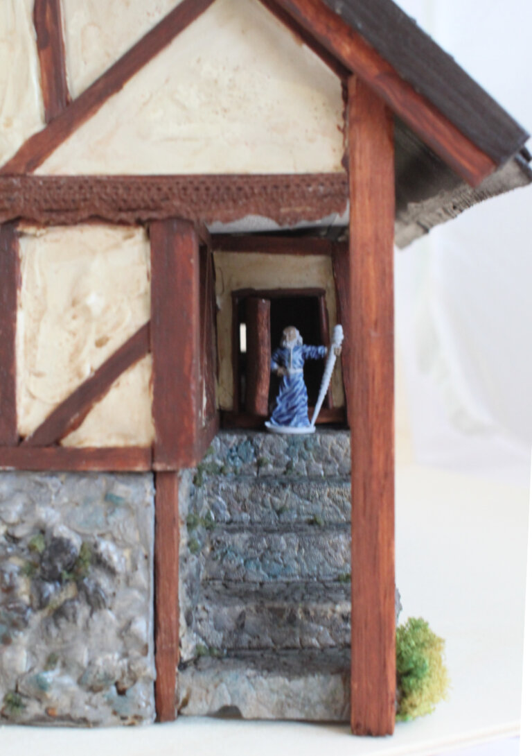 Treppe von vorne mit offener Türe