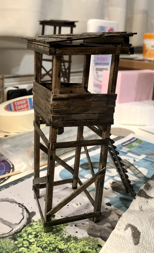 Bemalter Wachturm aus Holz