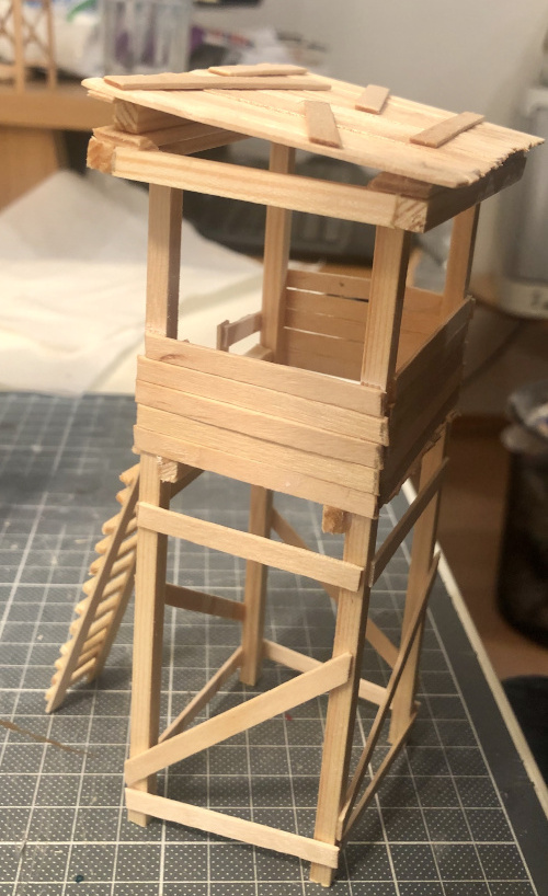 Unbemalter Wachturm aus Holz