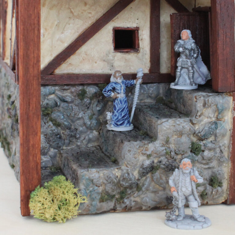Miniaturen stehen auf der Eingangstreppe